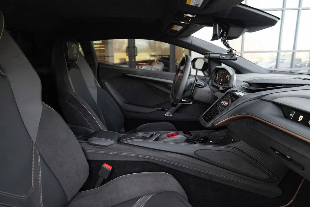 2025 Lamborghini Revuelto - Image 28 of 31