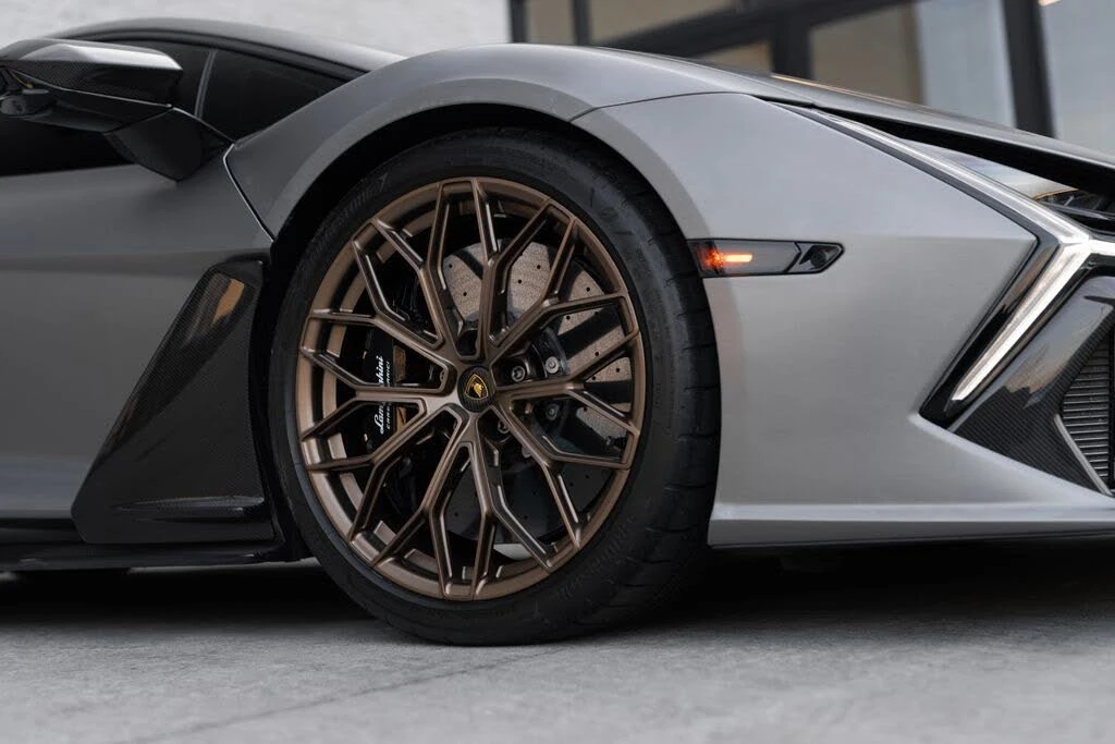 2025 Lamborghini Revuelto - Image 23 of 31