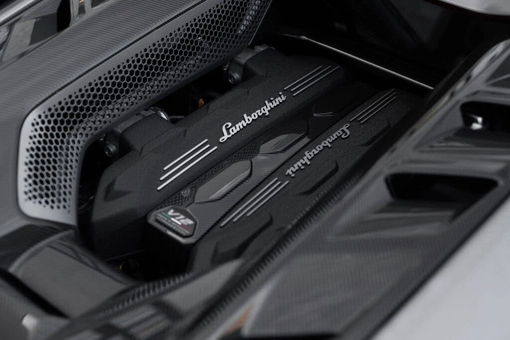 2025 Lamborghini Revuelto - Image 14 of 31