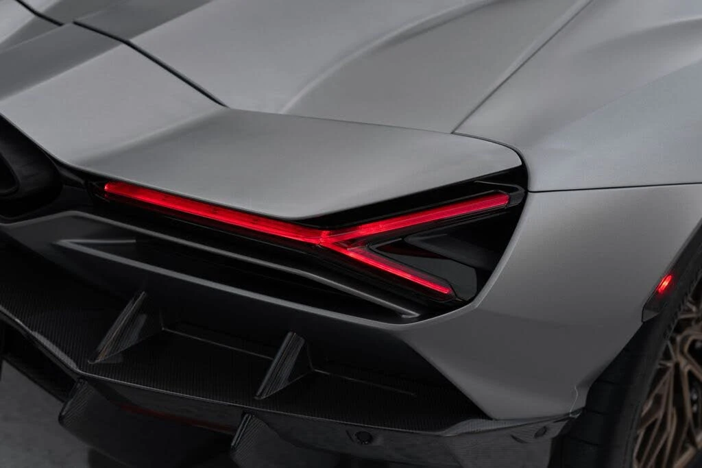 2025 Lamborghini Revuelto - Image 16 of 31