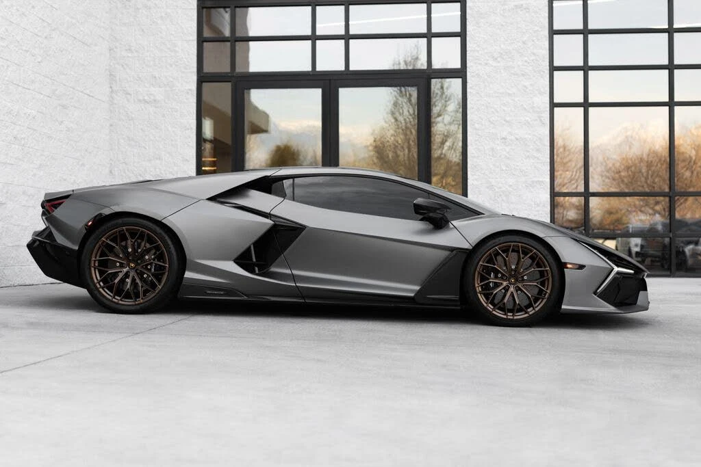 2025 Lamborghini Revuelto - Image 10 of 31