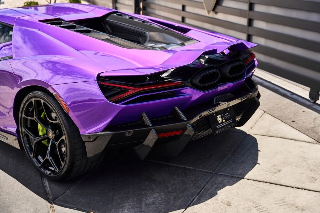 2025 Lamborghini Revuelto - Image 15 of 31