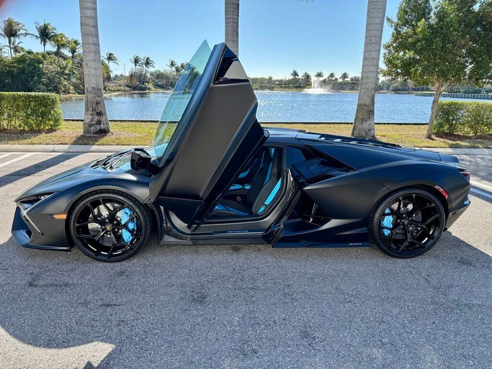 2025 Lamborghini Revuelto - Image 11 of 29