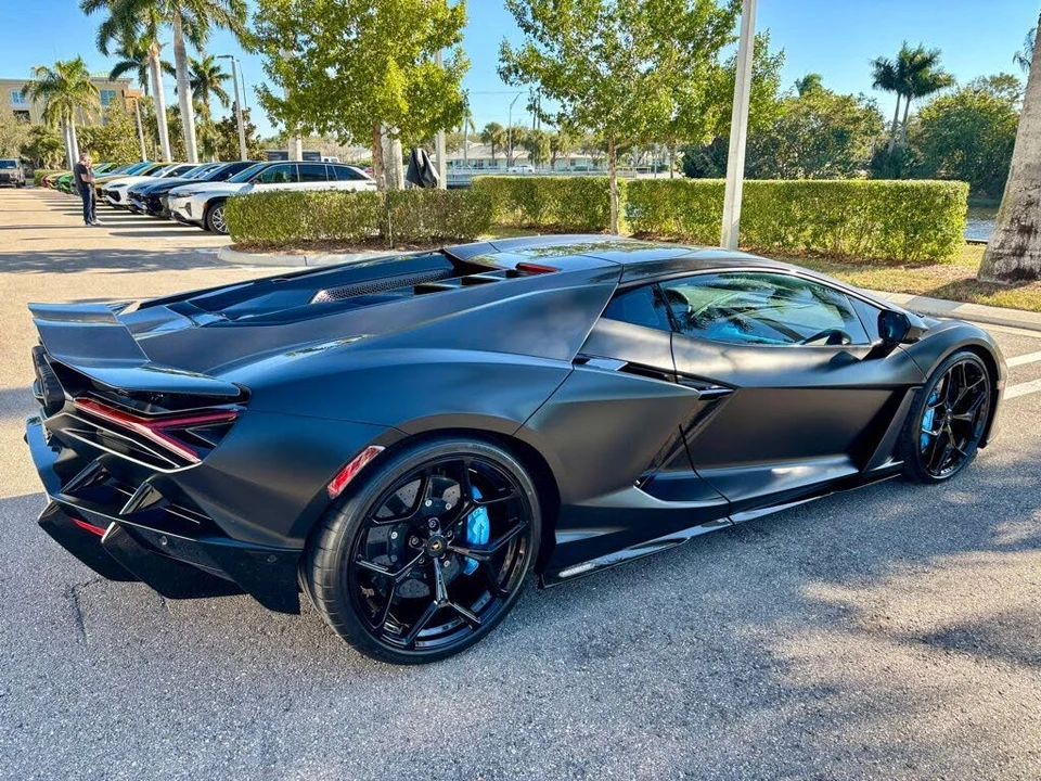 2025 Lamborghini Revuelto - Image 6 of 29