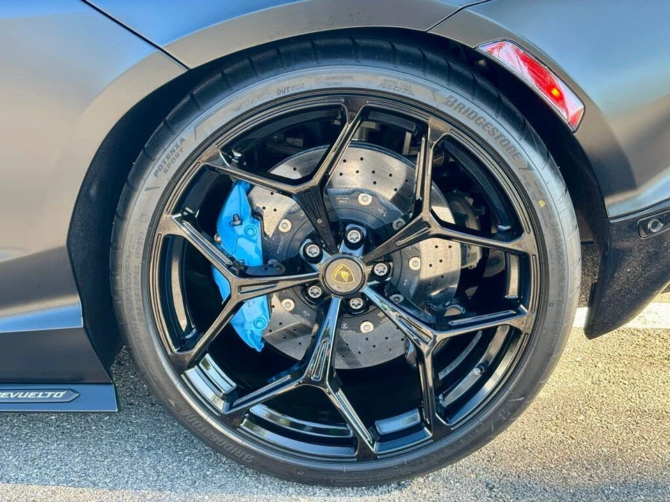 2025 Lamborghini Revuelto - Image 17 of 29