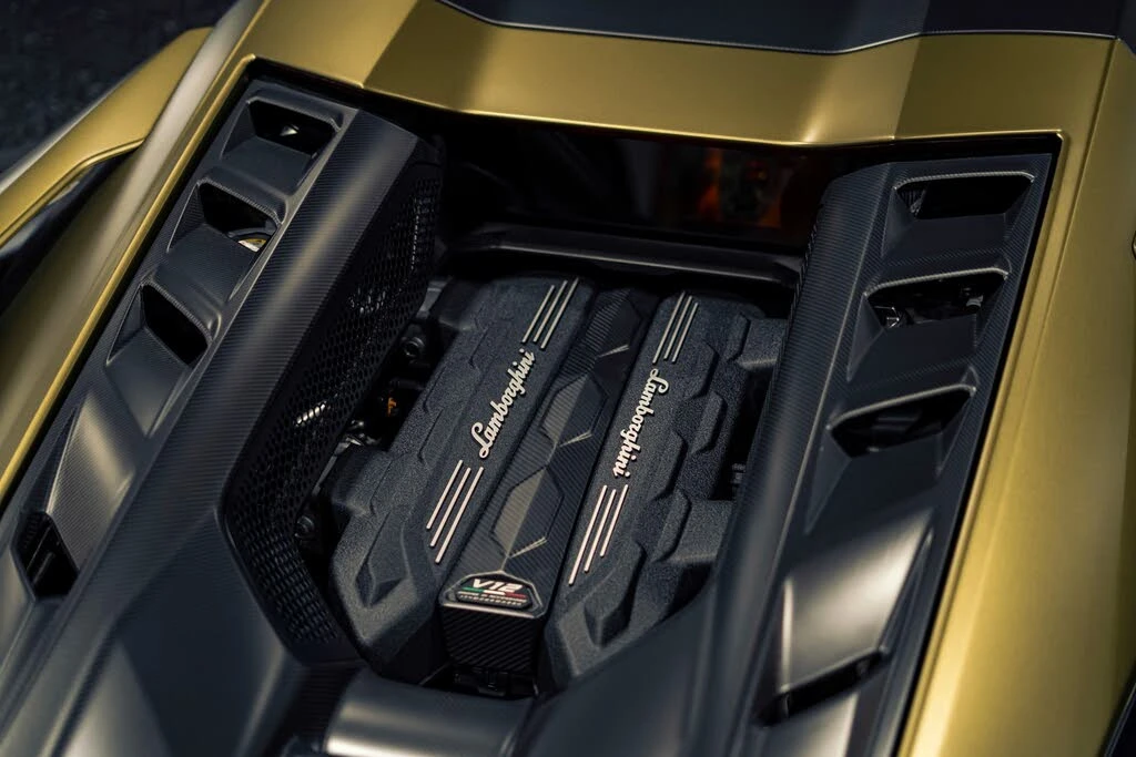 2025 Lamborghini Revuelto - Image 9 of 31