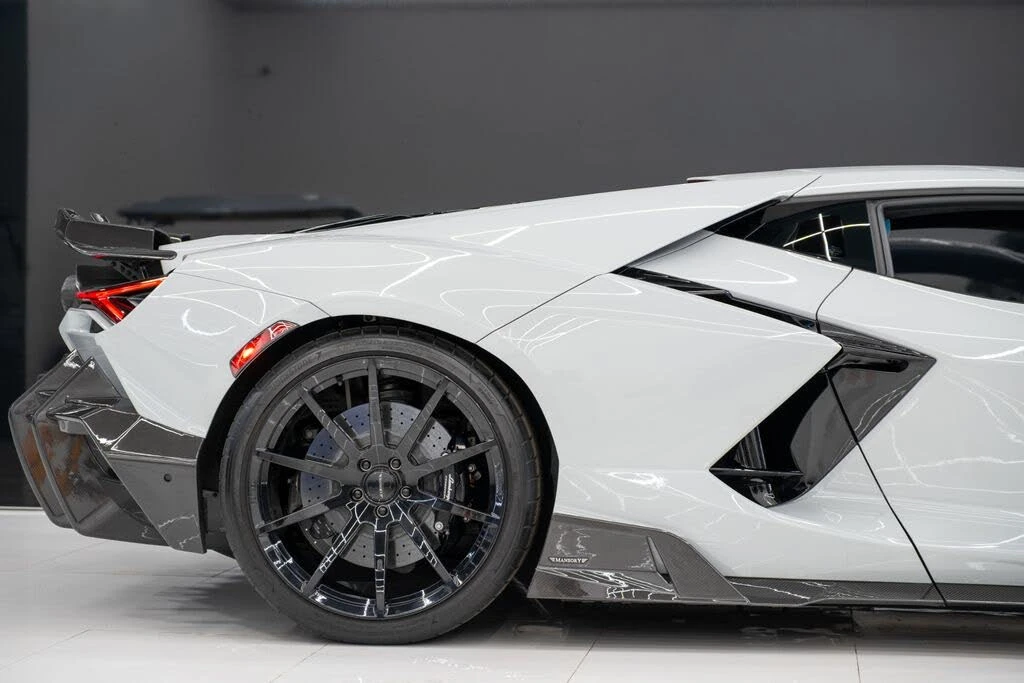 2025 Lamborghini Revuelto - Image 12 of 31
