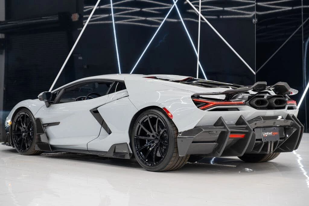 2025 Lamborghini Revuelto - Image 15 of 31
