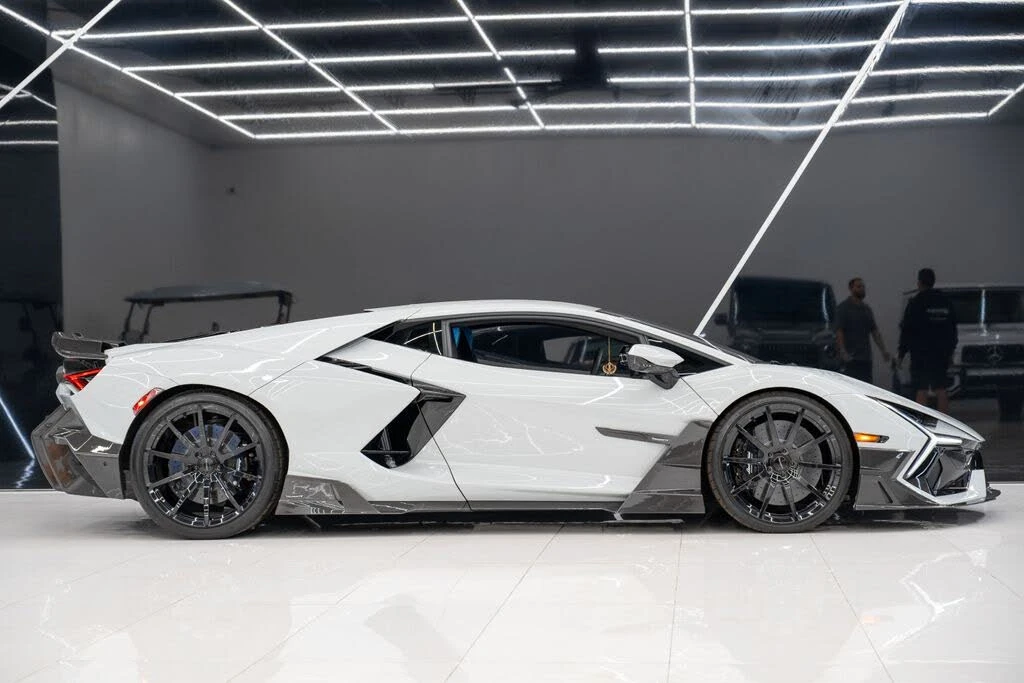 2025 Lamborghini Revuelto - Image 11 of 31
