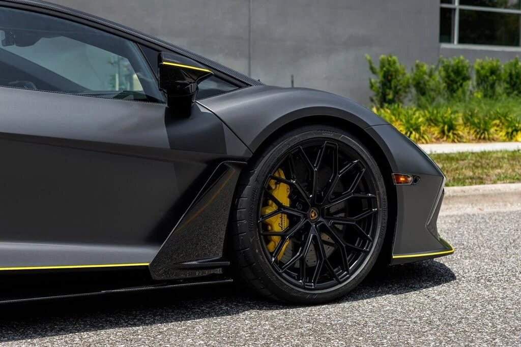 2025 Lamborghini Revuelto - Image 17 of 31