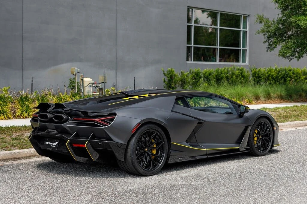 2025 Lamborghini Revuelto - Image 26 of 31