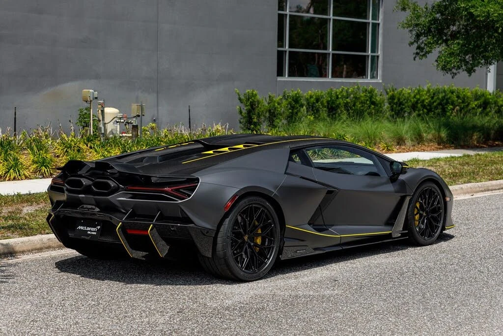 2025 Lamborghini Revuelto - Image 12 of 31