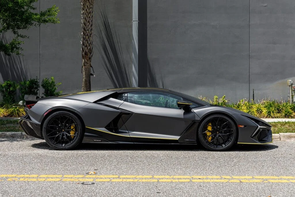 2025 Lamborghini Revuelto - Image 14 of 31