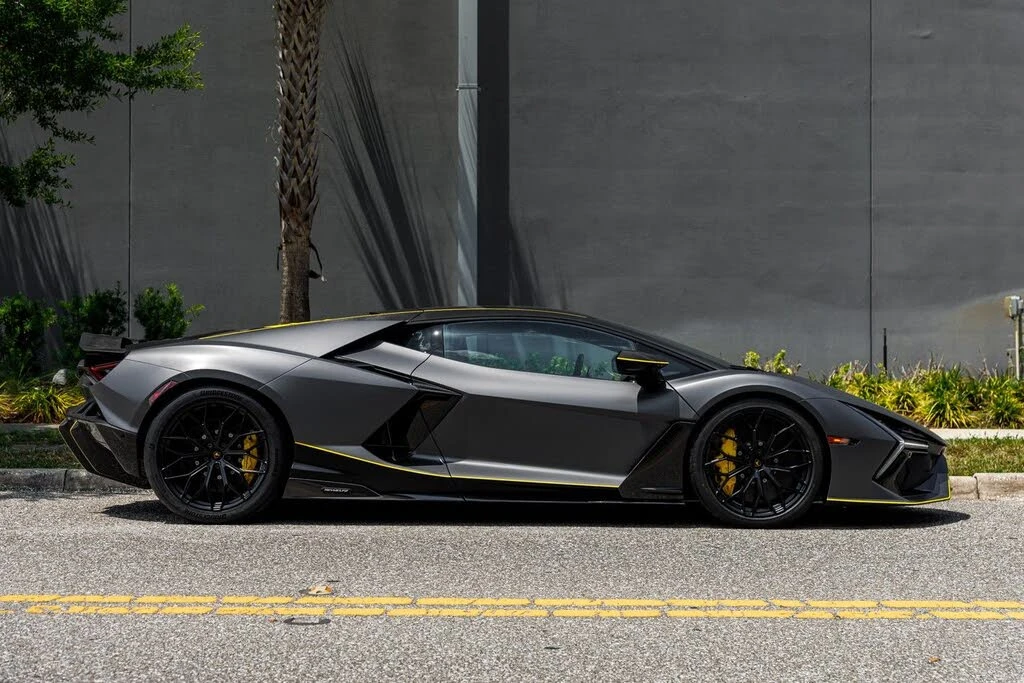 2025 Lamborghini Revuelto - Image 11 of 31