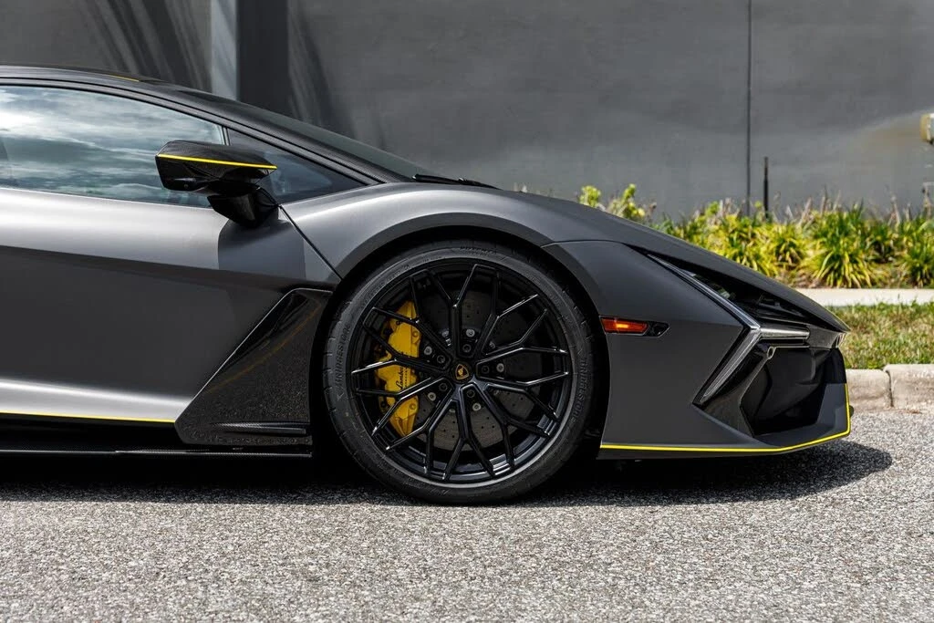 2025 Lamborghini Revuelto - Image 28 of 31