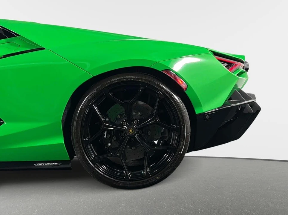 2025 Lamborghini Revuelto - Image 17 of 31