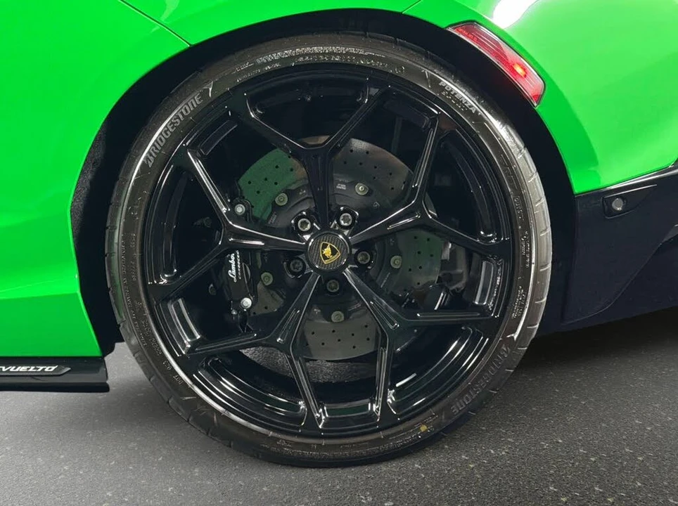 2025 Lamborghini Revuelto - Image 16 of 31