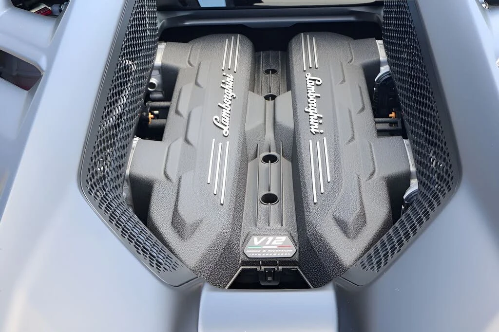 2025 Lamborghini Revuelto - Image 15 of 31