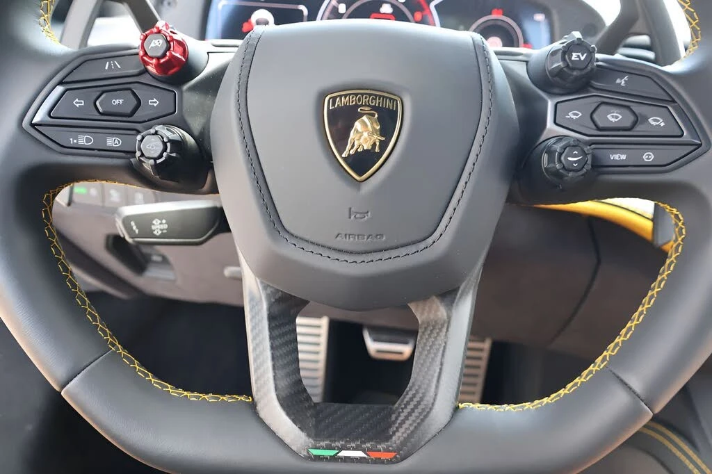 2025 Lamborghini Revuelto - Image 17 of 31