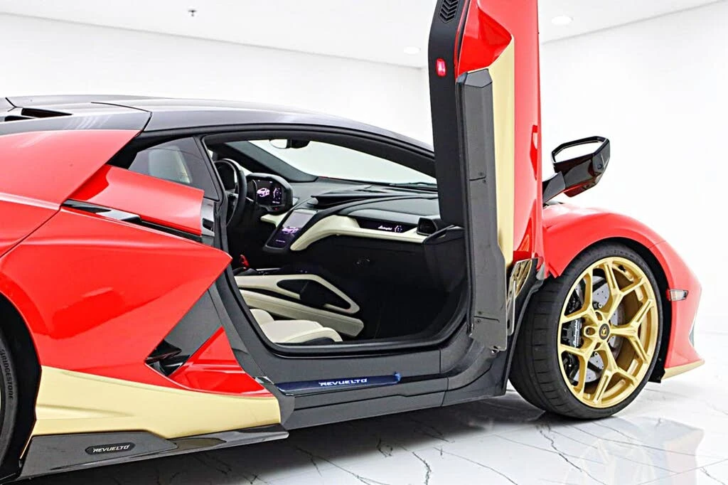 2025 Lamborghini Revuelto - Image 13 of 31