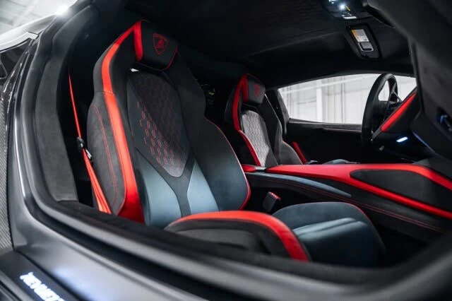 2025 Lamborghini Revuelto - Image 13 of 31