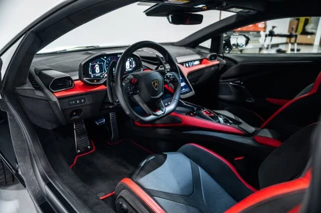 2025 Lamborghini Revuelto - Image 10 of 31