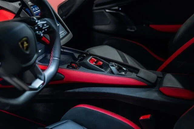2025 Lamborghini Revuelto - Image 15 of 31