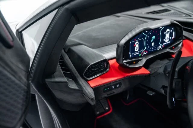 2025 Lamborghini Revuelto - Image 21 of 31