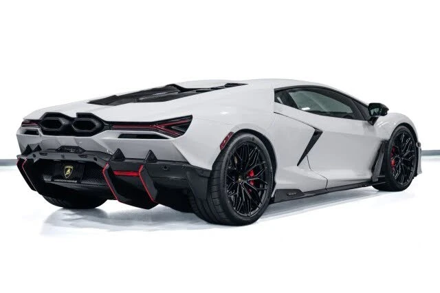 2025 Lamborghini Revuelto - Image 9 of 31