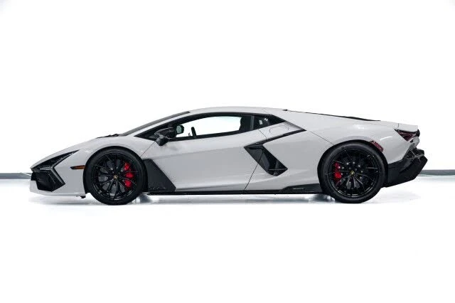 2025 Lamborghini Revuelto - Image 6 of 31