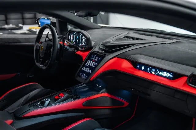 2025 Lamborghini Revuelto - Image 19 of 31