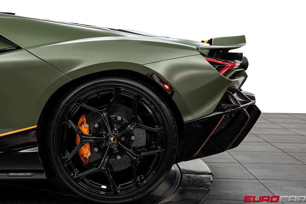 2025 Lamborghini Revuelto - Image 21 of 31