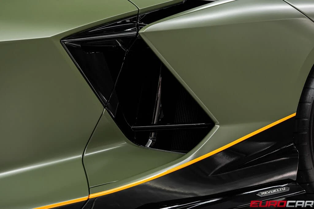 2025 Lamborghini Revuelto - Image 18 of 31