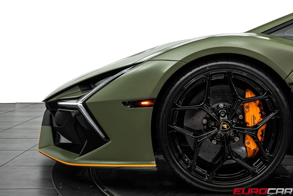 2025 Lamborghini Revuelto - Image 15 of 31