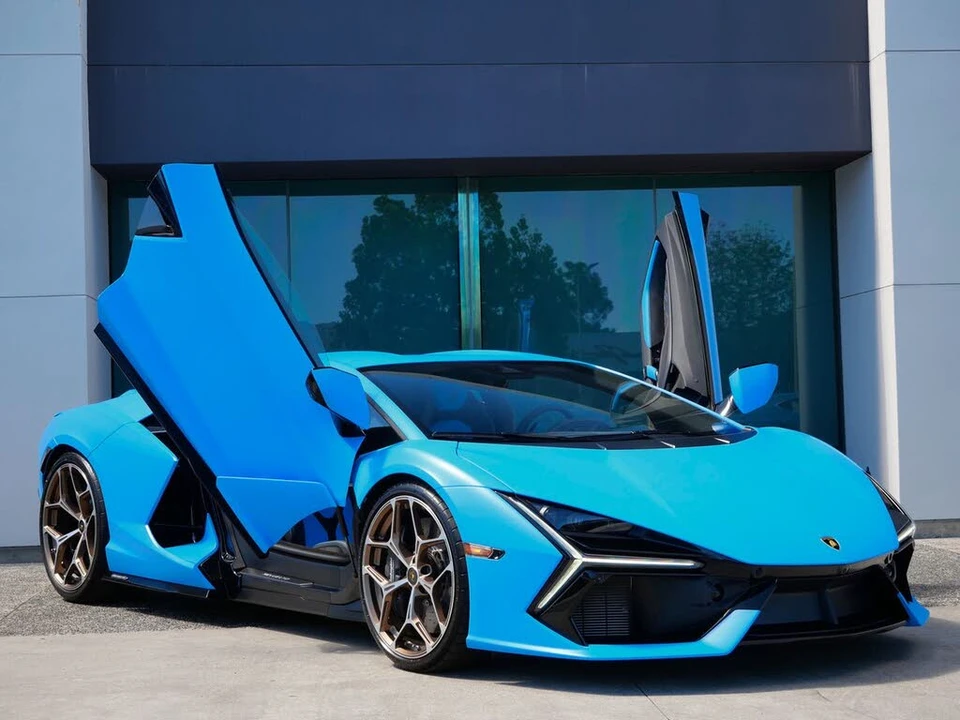 2025 Lamborghini Revuelto - Image 15 of 26