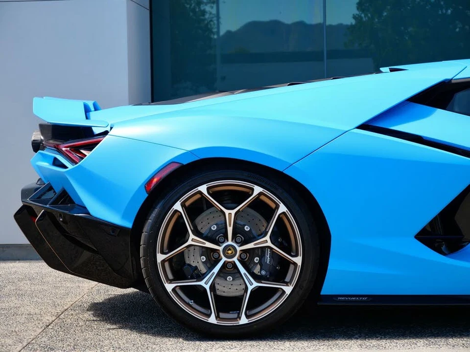2025 Lamborghini Revuelto - Image 13 of 26