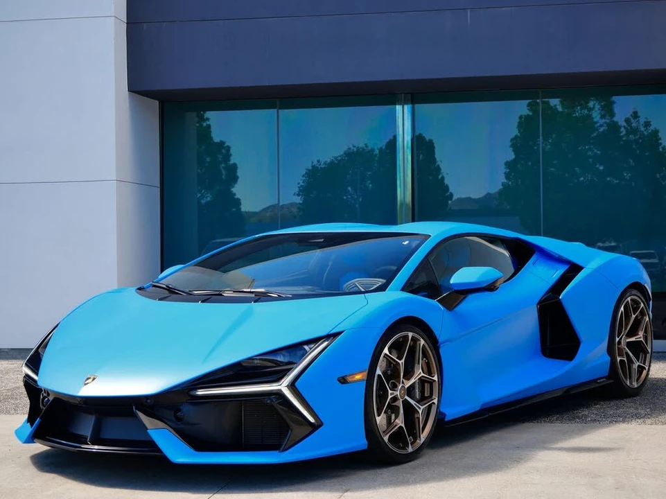 2025 Lamborghini Revuelto - Image 16 of 26