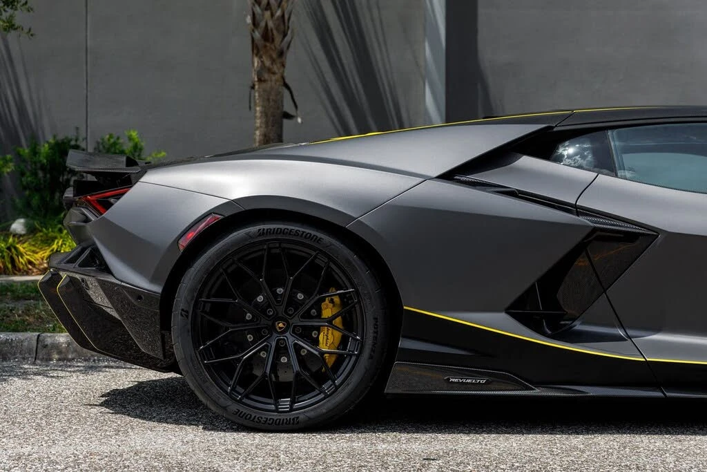 2025 Lamborghini Revuelto - Image 16 of 31