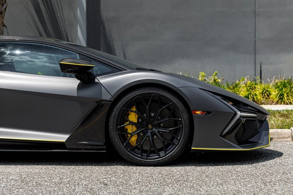 2025 Lamborghini Revuelto - Image 15 of 31