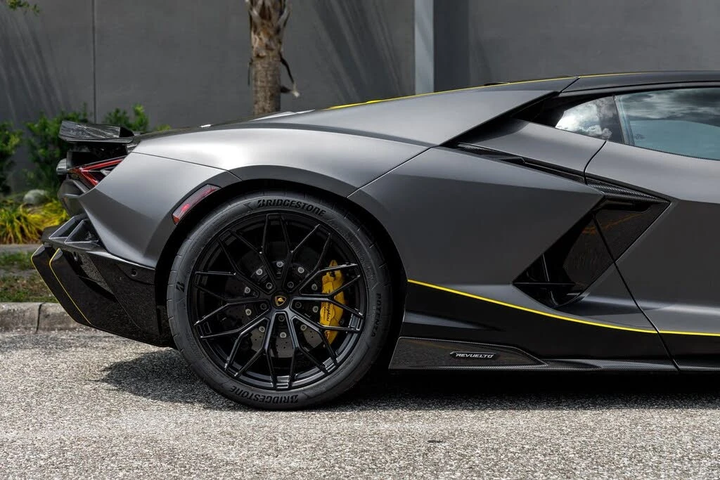 2025 Lamborghini Revuelto - Image 27 of 31