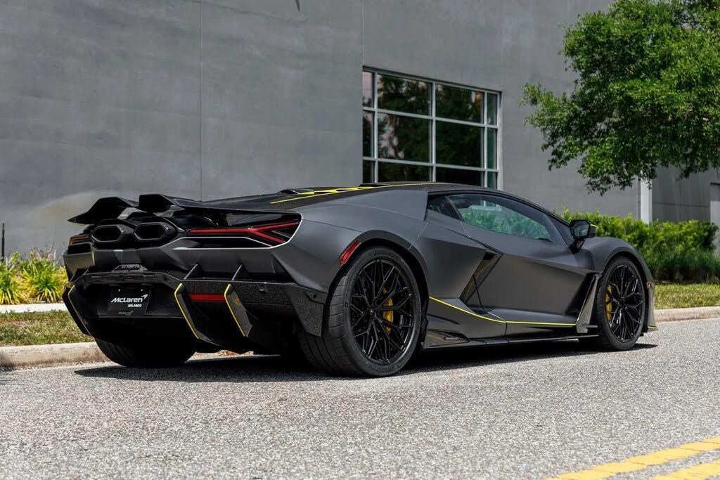 2025 Lamborghini Revuelto - Image 13 of 31
