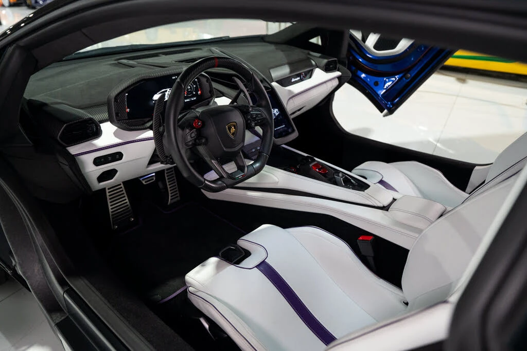 2025 Lamborghini Revuelto - Image 17 of 31