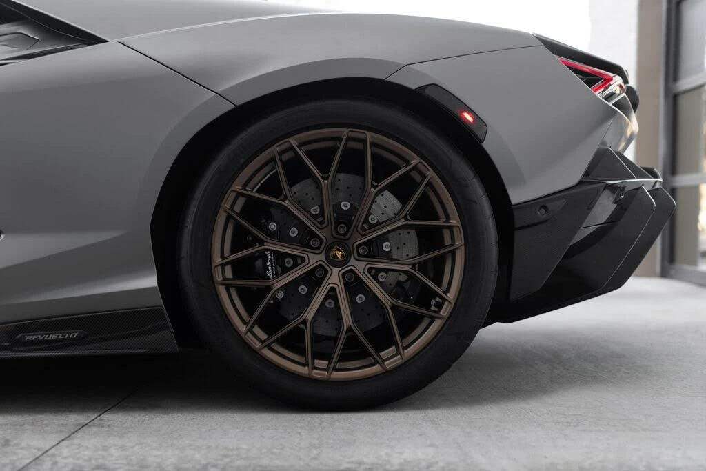 2025 Lamborghini Revuelto - Image 18 of 31