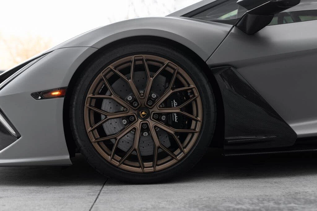2025 Lamborghini Revuelto - Image 17 of 31