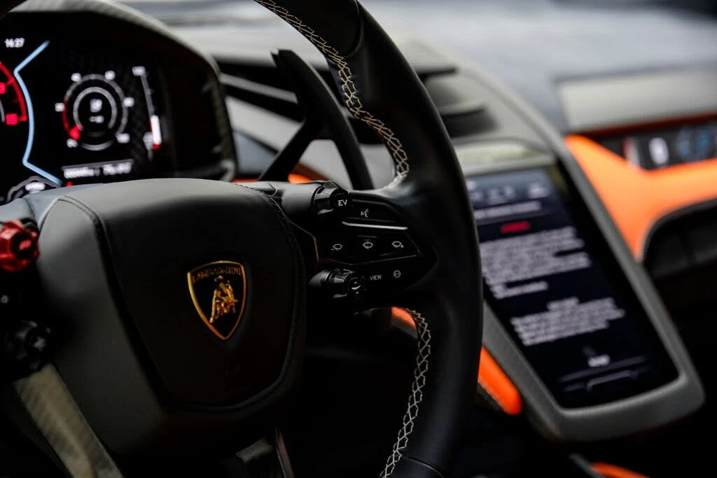 2025 Lamborghini Revuelto - Image 18 of 31