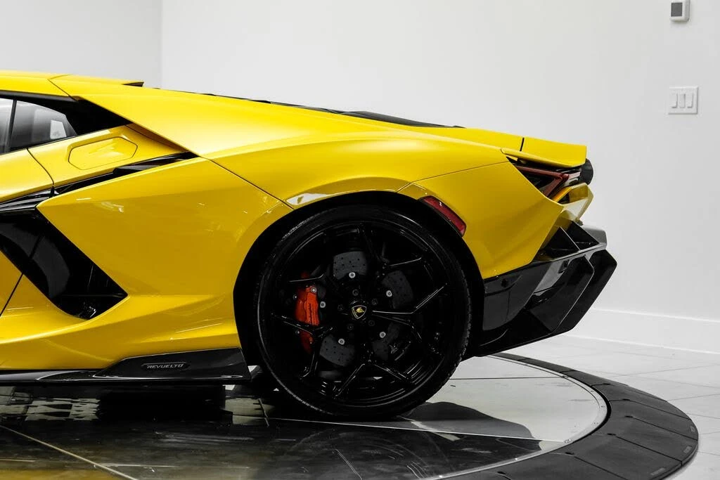 2025 Lamborghini Revuelto - Image 13 of 31