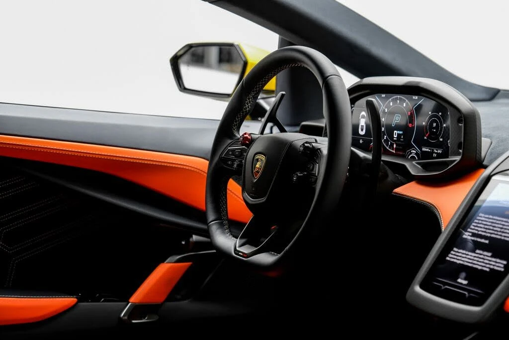 2025 Lamborghini Revuelto - Image 15 of 31