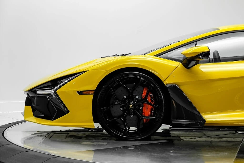 2025 Lamborghini Revuelto - Image 12 of 31