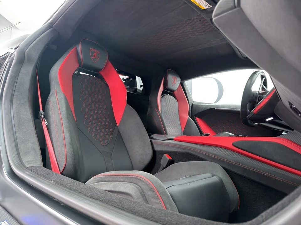 2025 Lamborghini Revuelto - Image 17 of 24