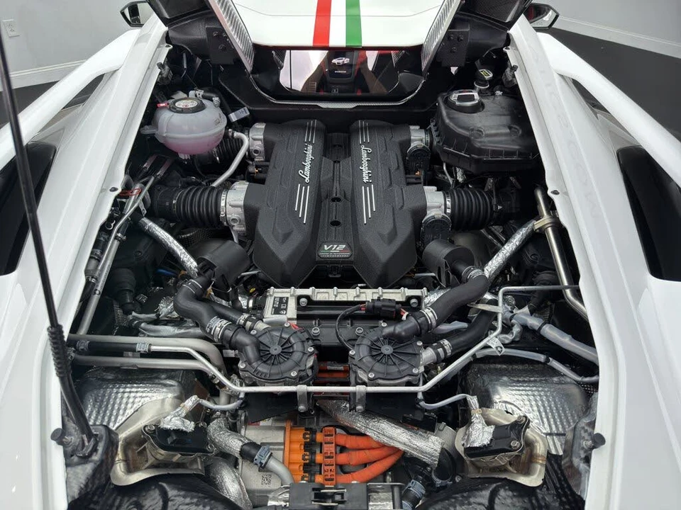 2025 Lamborghini Revuelto - Image 20 of 24
